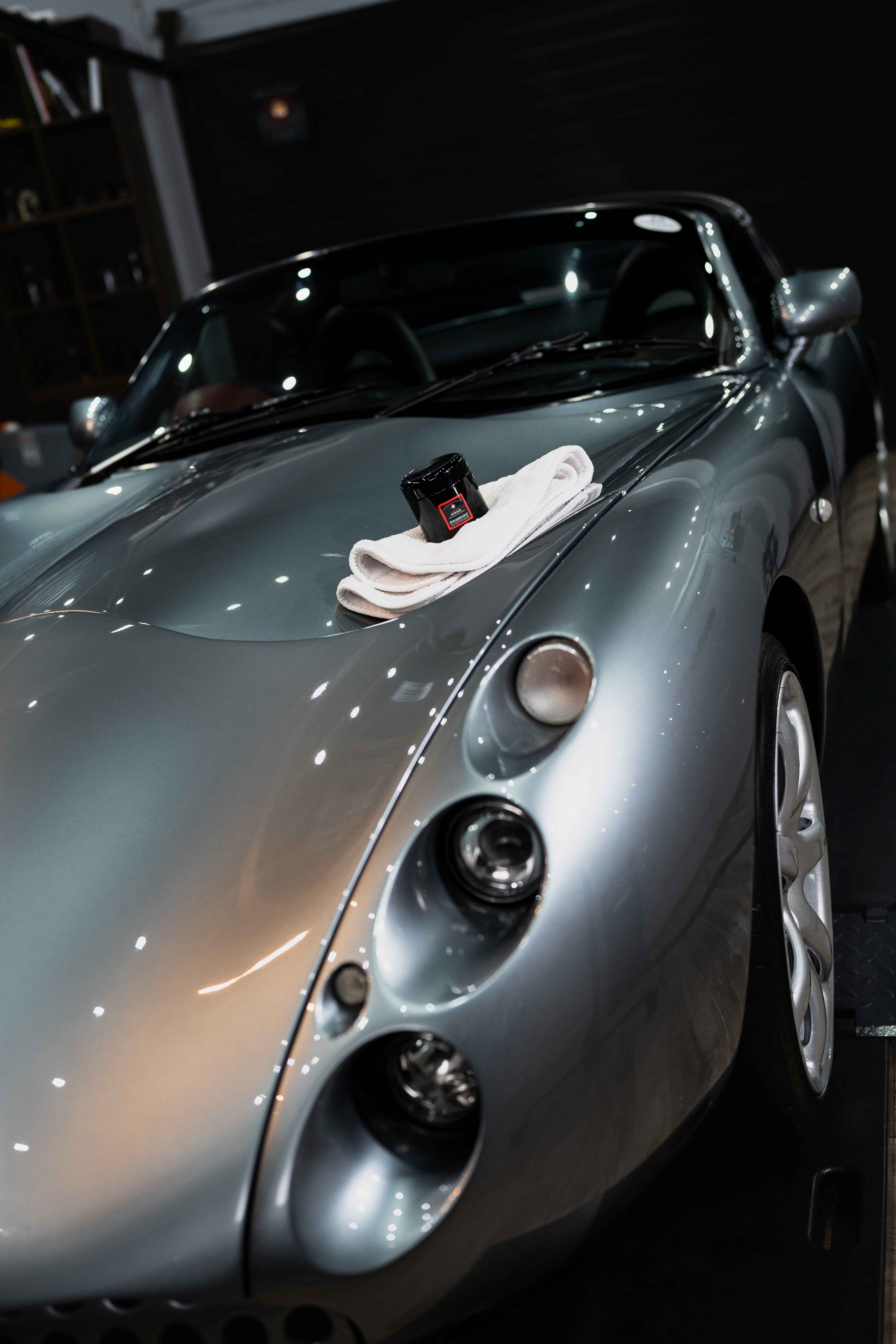 TVR Tuscan dans l'atelier du Studio Decamps, éclairages professionnels, carrosserie argentée